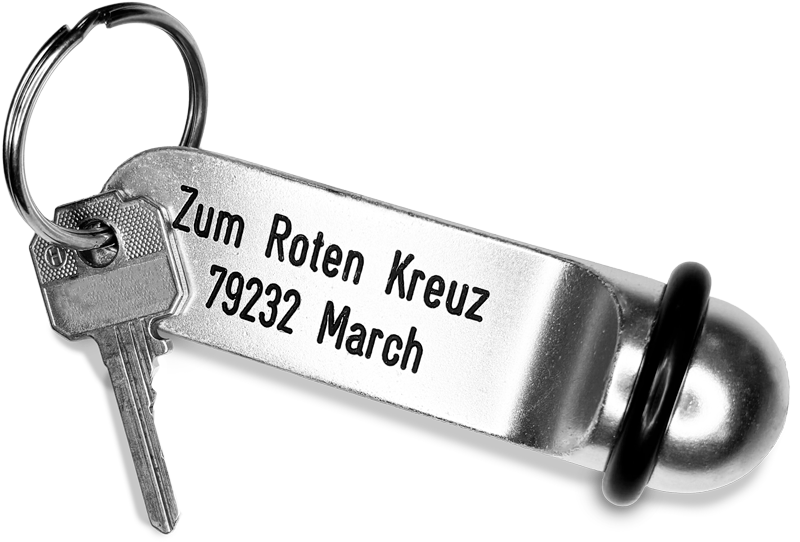 Freigestellter Hotelzimmerschlüssel mit Anhänger „Zum Roten Kreuz“