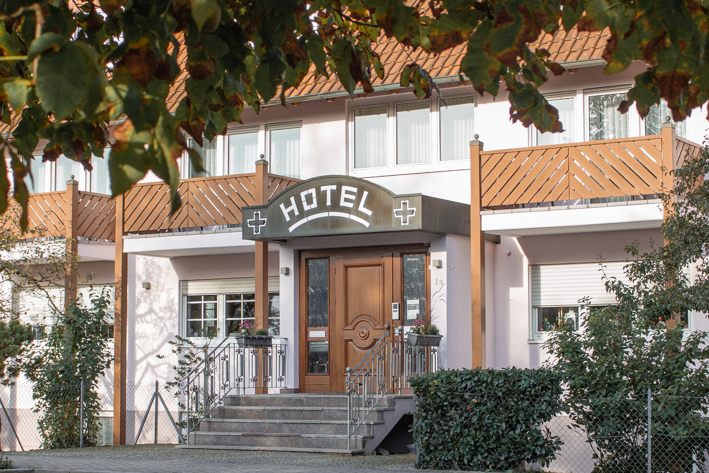 Nahaufnahme der Tür zum Hotel zum roten Kreuz